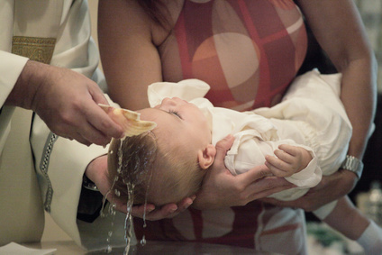 Bébé reçoit l'eau du baptême